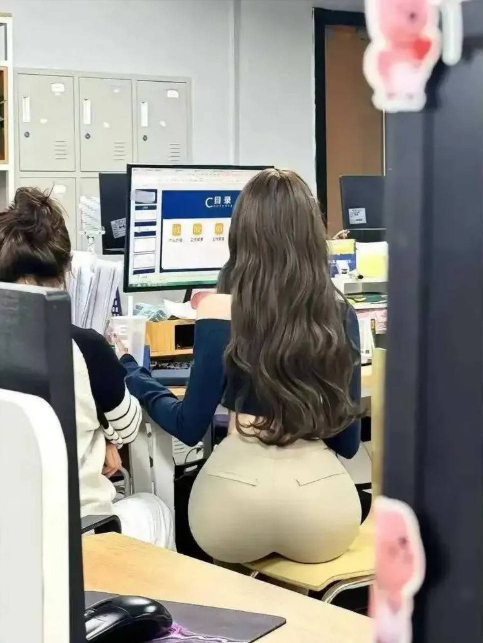 周一內(nèi)涵囧圖云飛系列 男人看美女是先天的反應(yīng)?