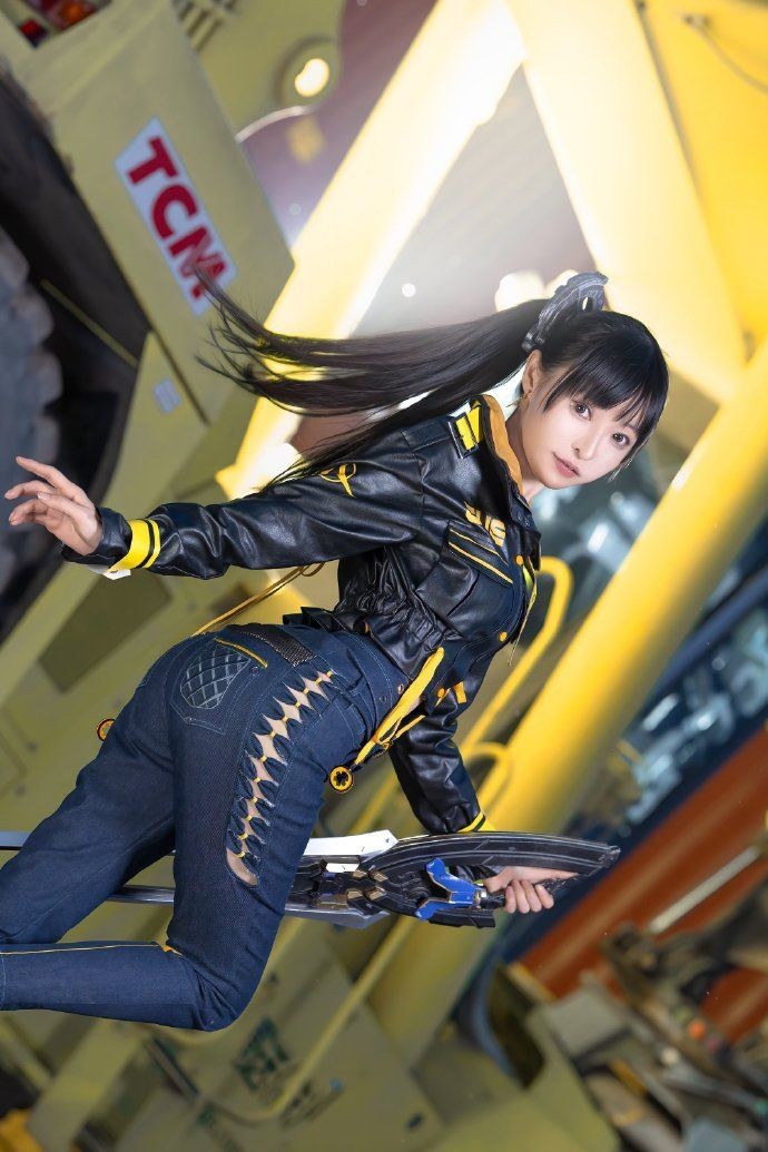 日本美女Cos《剑星》伊芙图赏 性感热辣大长腿