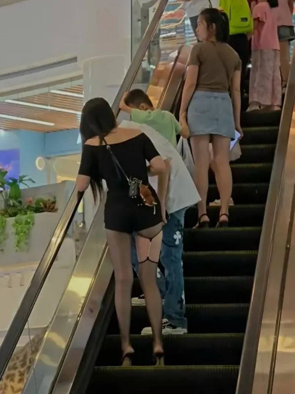周一内涵囧图云飞系列 看身材就知道钢琴弹得美妙