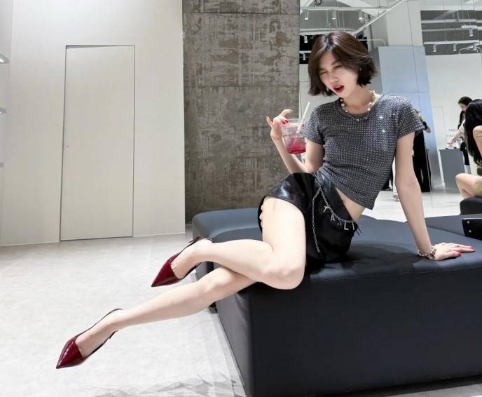 轻松一刻第1532期 美女身上有跳蚤还是啥的？