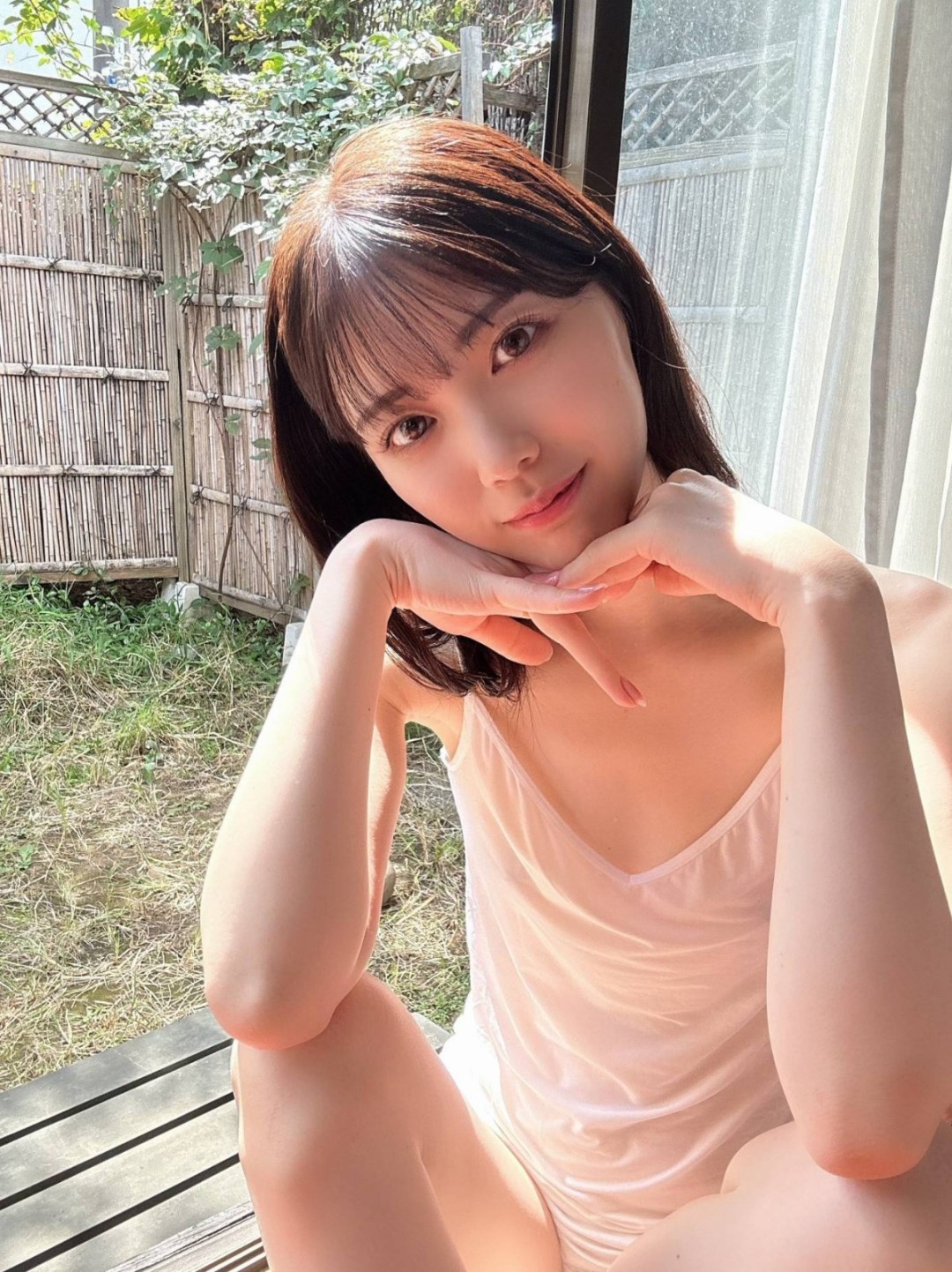 周一内涵囧图云飞系列 一个小雨衣美女穿出模特范