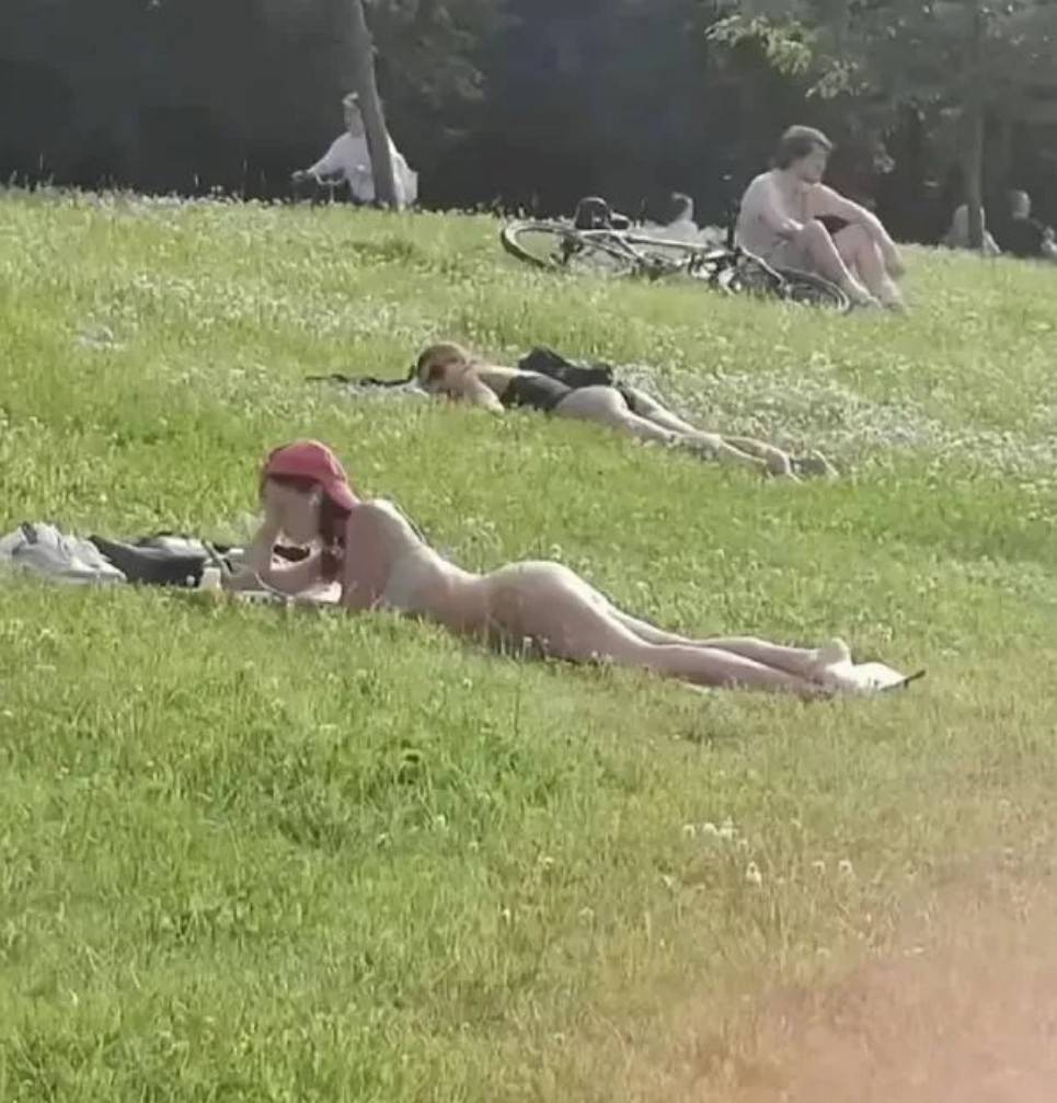 周一内涵囧图云飞系列 一个小雨衣美女穿出模特范