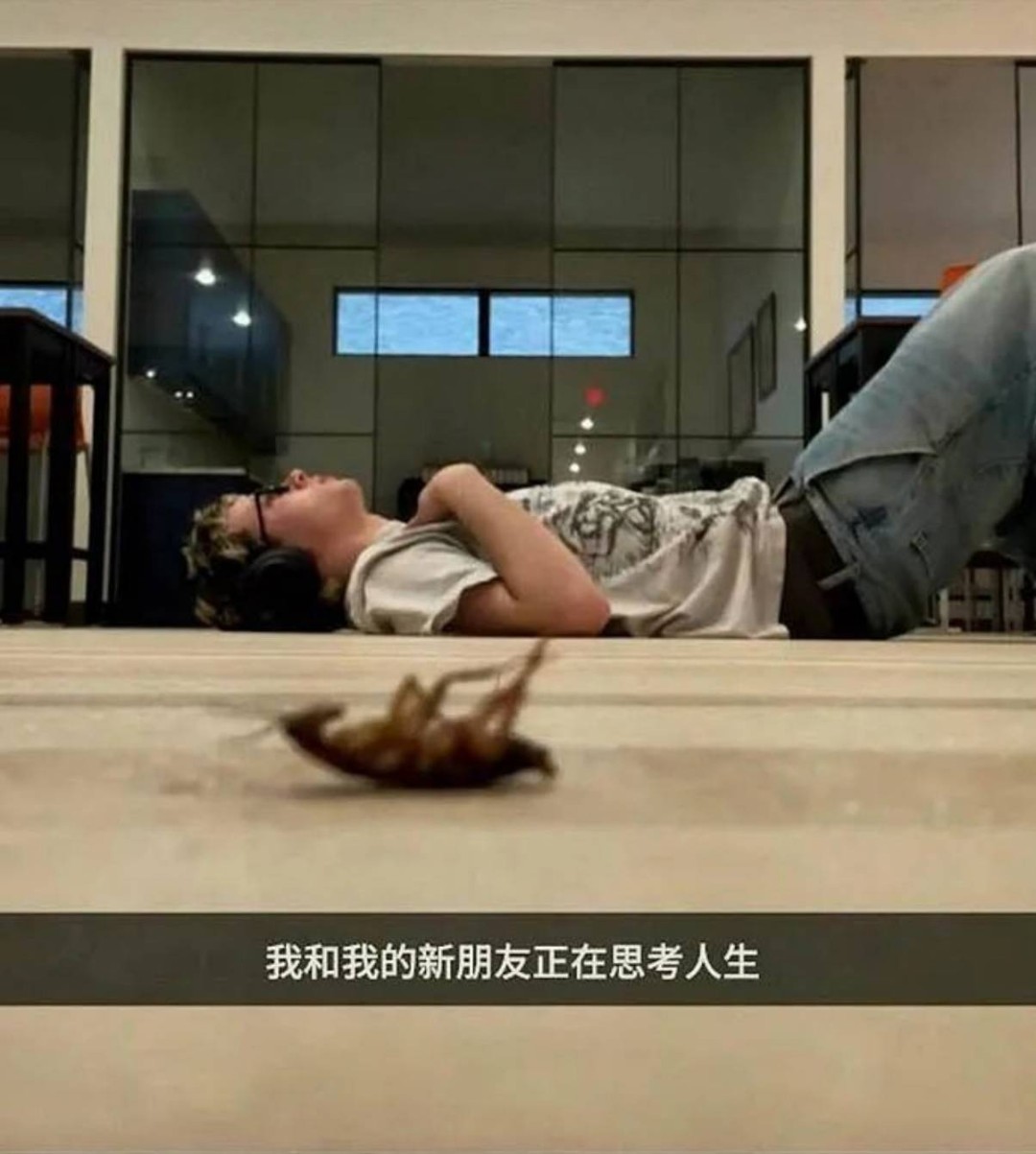 周一内涵囧图云飞系列 一个小雨衣美女穿出模特范