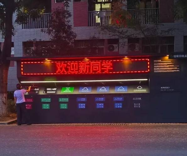 轻松一刻第1542期 一直以为坟头蹦迪是玩笑话