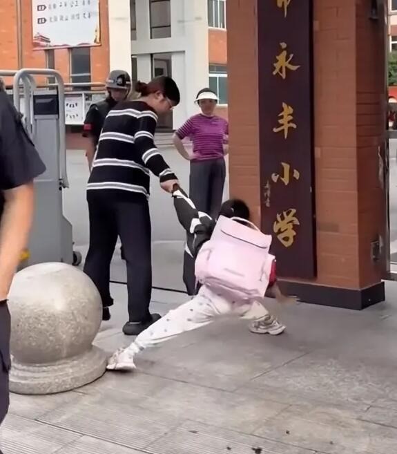 轻松一刻第1551期 森林色狼喜欢舔美女大雷！
