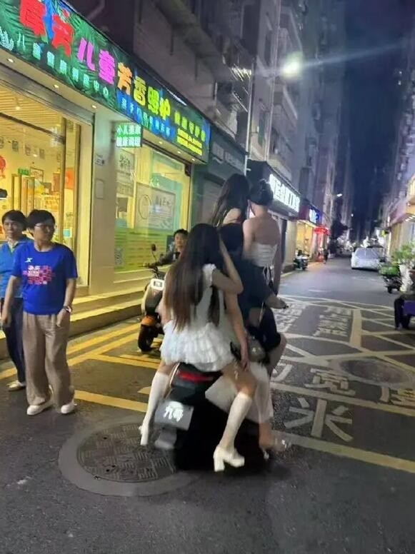 轻松一刻第1551期 森林色狼喜欢舔美女大雷！