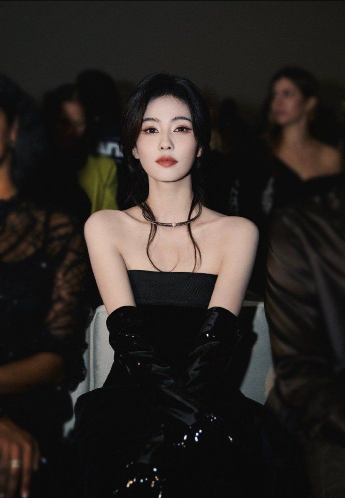白鹿与科比大女儿同框看秀 白露穿抹胸裙反差感拉满