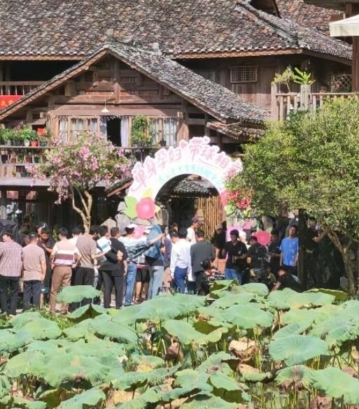 周一内涵囧图云飞系列 妹子喝酒醉成这样快来帮忙