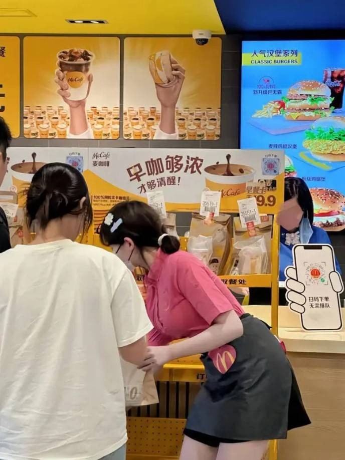 周一内涵囧图云飞系列 美女古风美没想到穿上黑丝