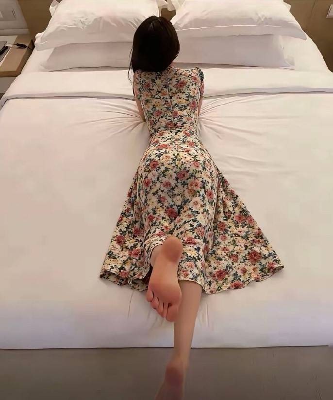 周五福利囧图云飞系列 妹子肤白貌美唇红齿白啊！