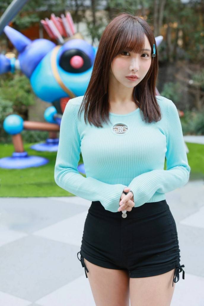 日本35岁美女花咲来梦Cos图赏 傲人身材一览无余