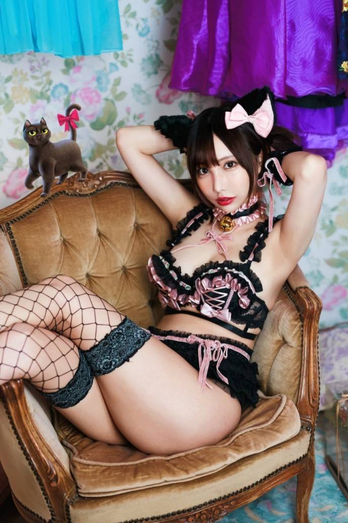 日本35岁美女花咲来梦Cos图赏 傲人身材一览无余
