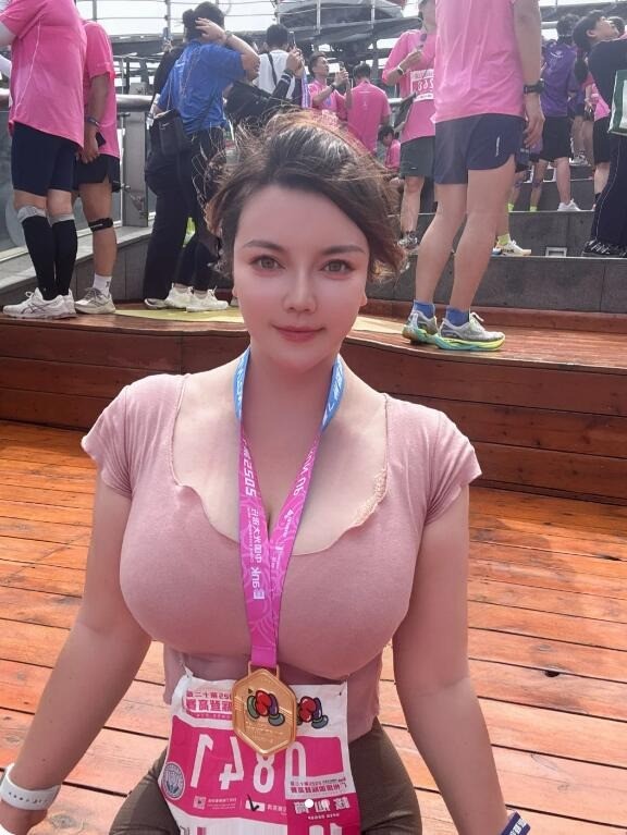 周一内涵囧图云飞系列 美女你射箭射的真不赖啊！