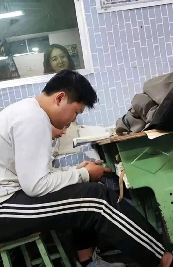 3DM轻松一刻第1577期 妹子穿成这样打台球秀球技？