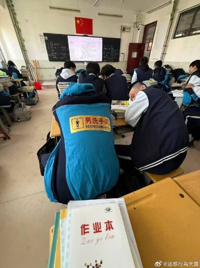 3DM轻松一刻第1579期 妹子解锁了一字马新用法！