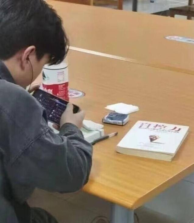 3DM轻松一刻第1579期 妹子解锁了一字马新用法！