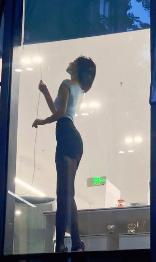 轻松一刻第1581期 体育老师也过不了美人关的