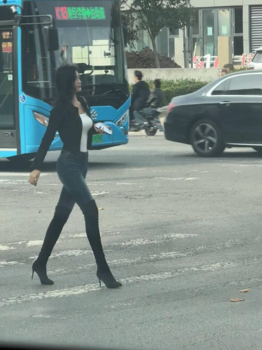 周五福利囧图云飞系列 体育老师也过不了美人关！