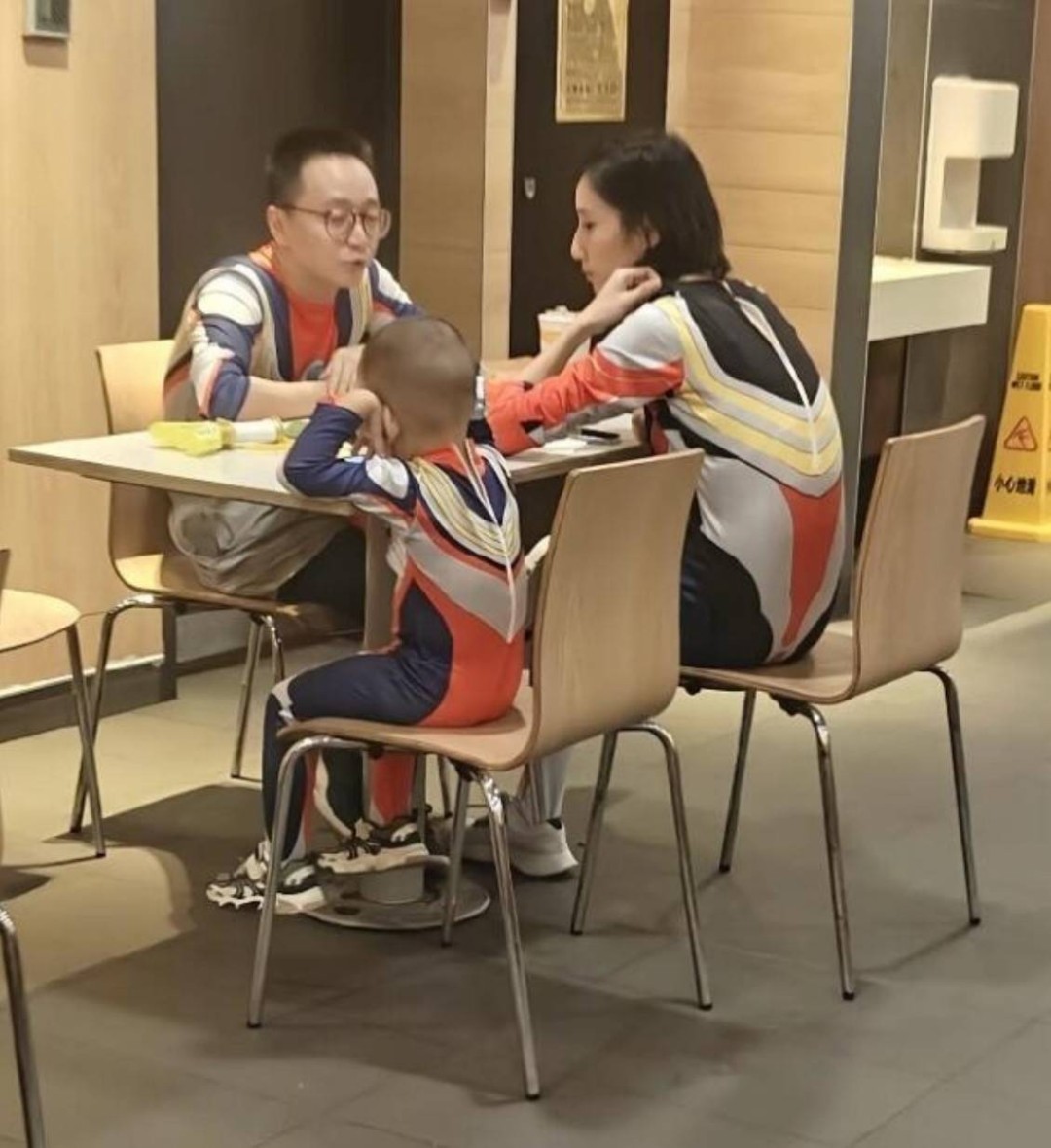 周五福利囧图云飞系列 体育老师也过不了美人关！