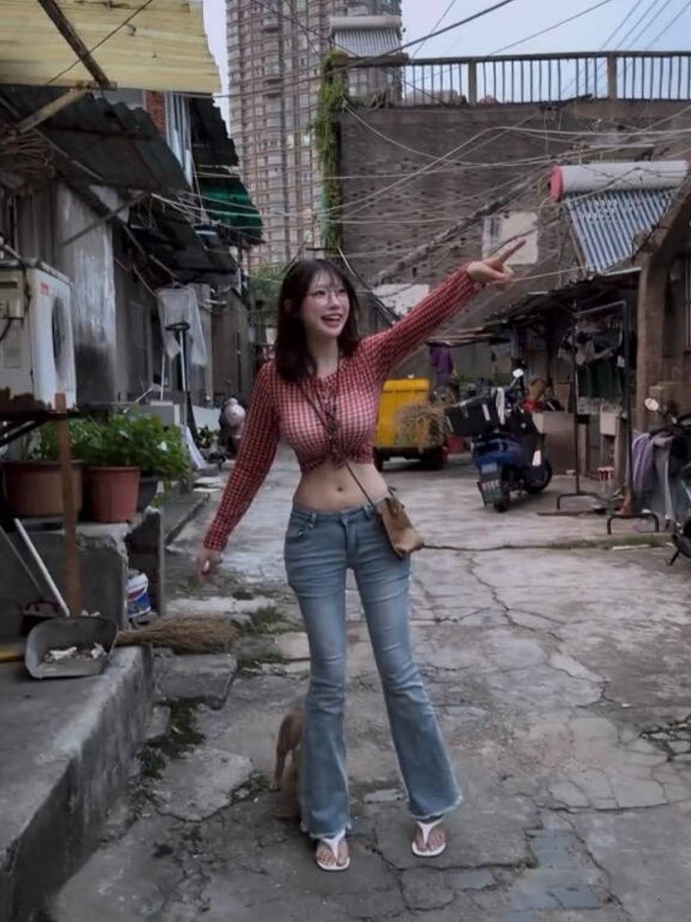 周五福利囧图云飞系列 体育老师也过不了美人关！