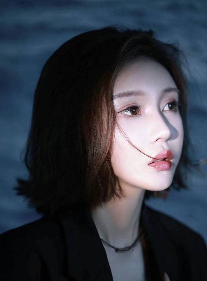 周五福利囧图云飞系列 体育老师也过不了美人关！