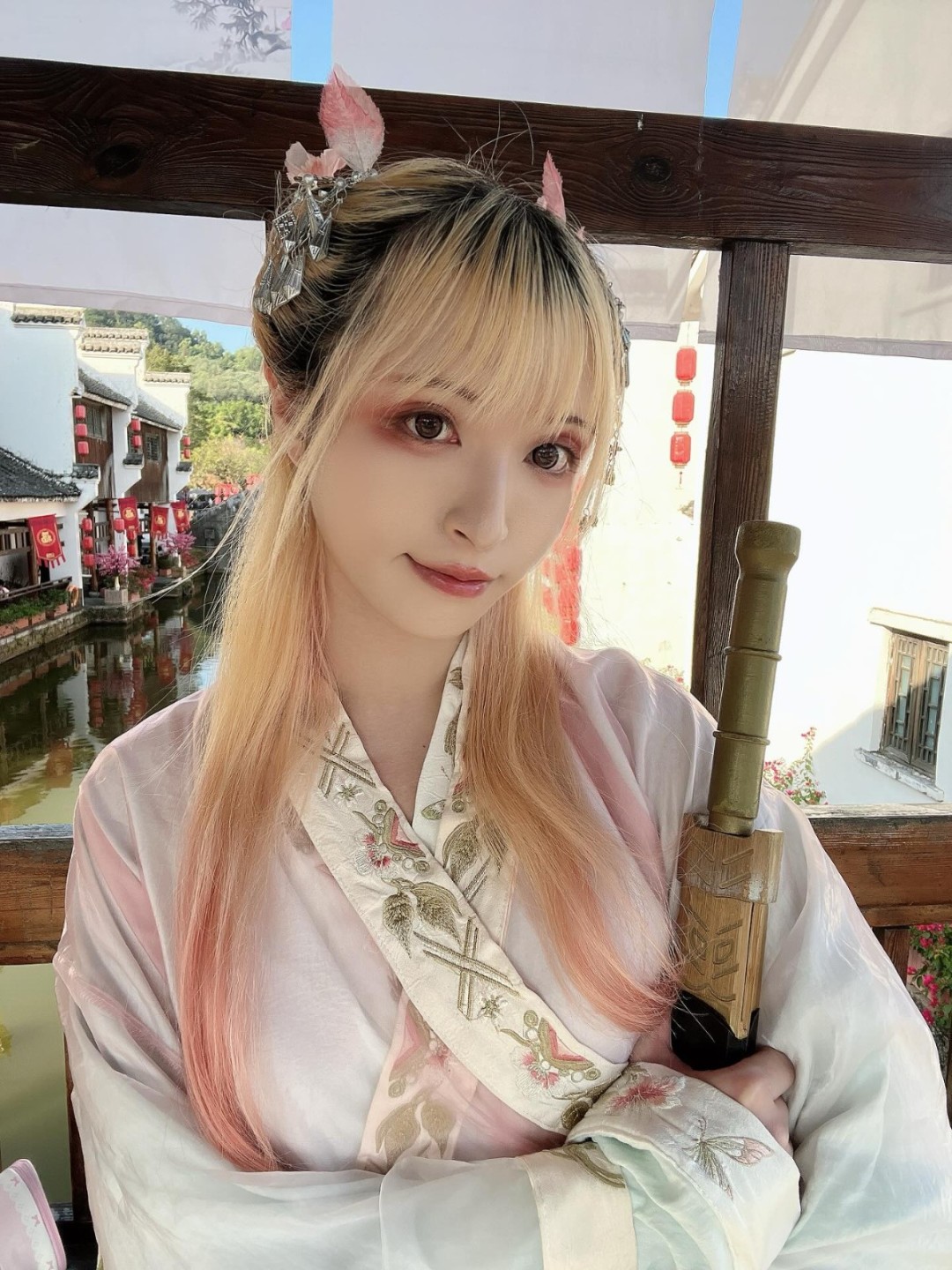 大雷美女Cos《黑神话》萍萍 身材不错很吸睛