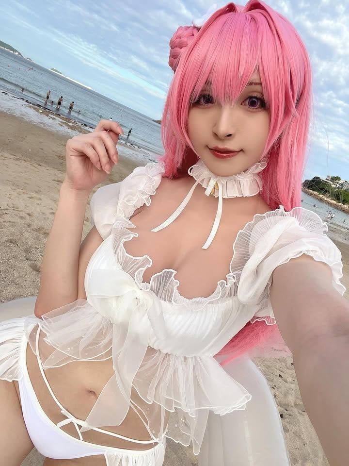 大雷美女Cos《黑神话》萍萍 身材不错很吸睛