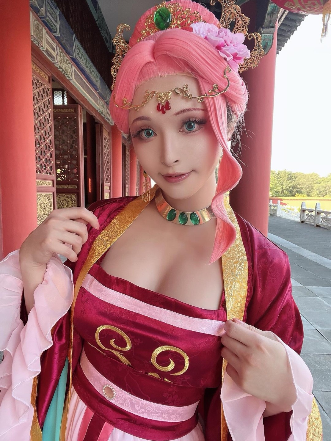 大雷美女Cos《黑神话》萍萍 身材不错很吸睛