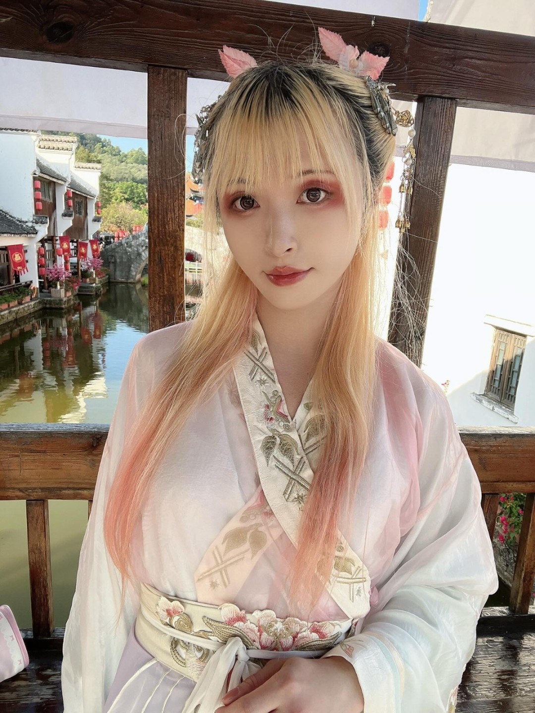 大雷美女Cos《黑神话》萍萍 身材不错很吸睛