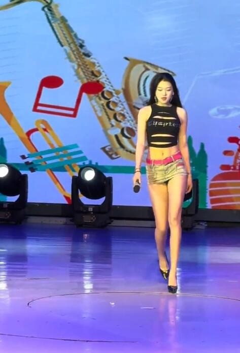 周五福利囧图云飞系列 妹子似乎还有什么放不下的