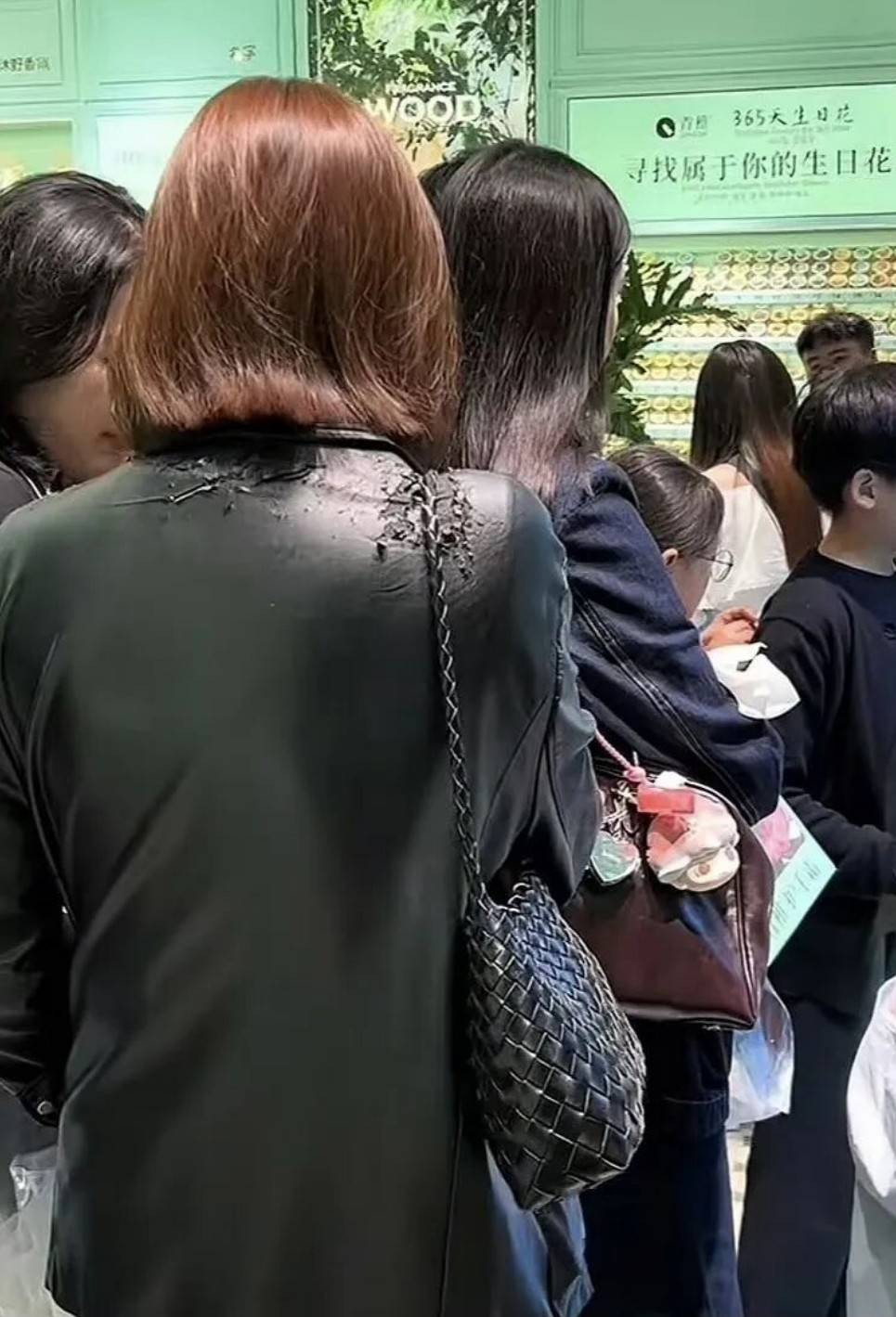 ��һ�ں���ͼ�Ʒ�ϵ�� ��ʱ���˿Ҳ�������ܵģ�