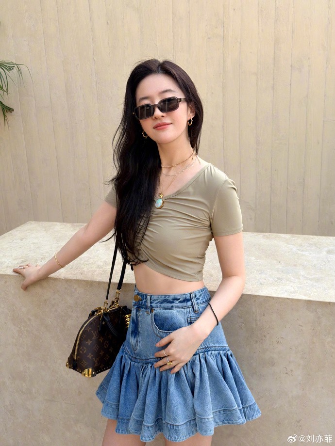 刘亦菲晒出阿联酋素颜美照 穿白色背心大秀美腿