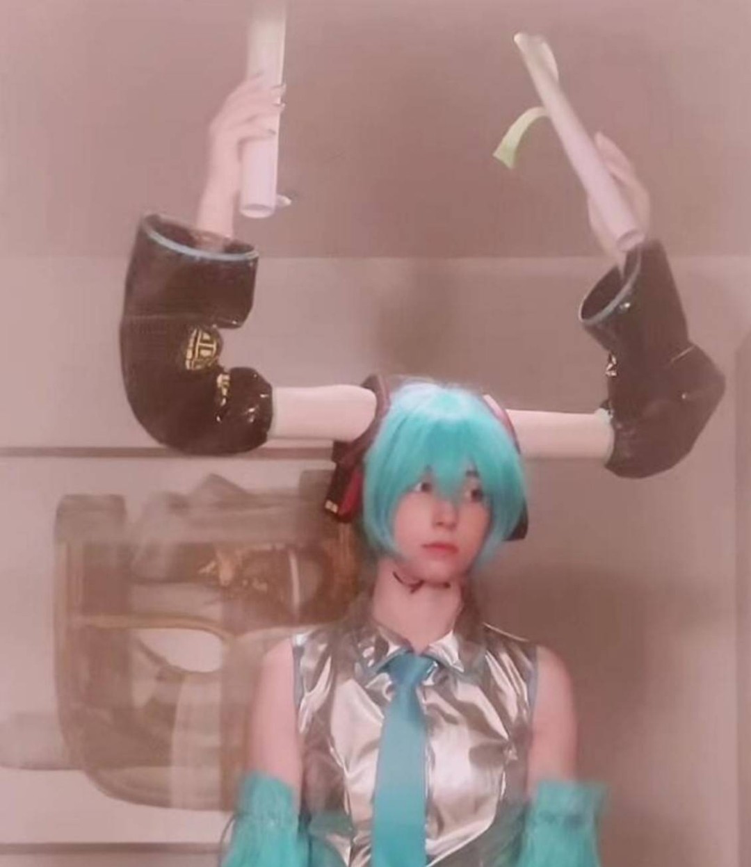 周一内涵囧图云飞系列 美女的腰怎么能这么细？