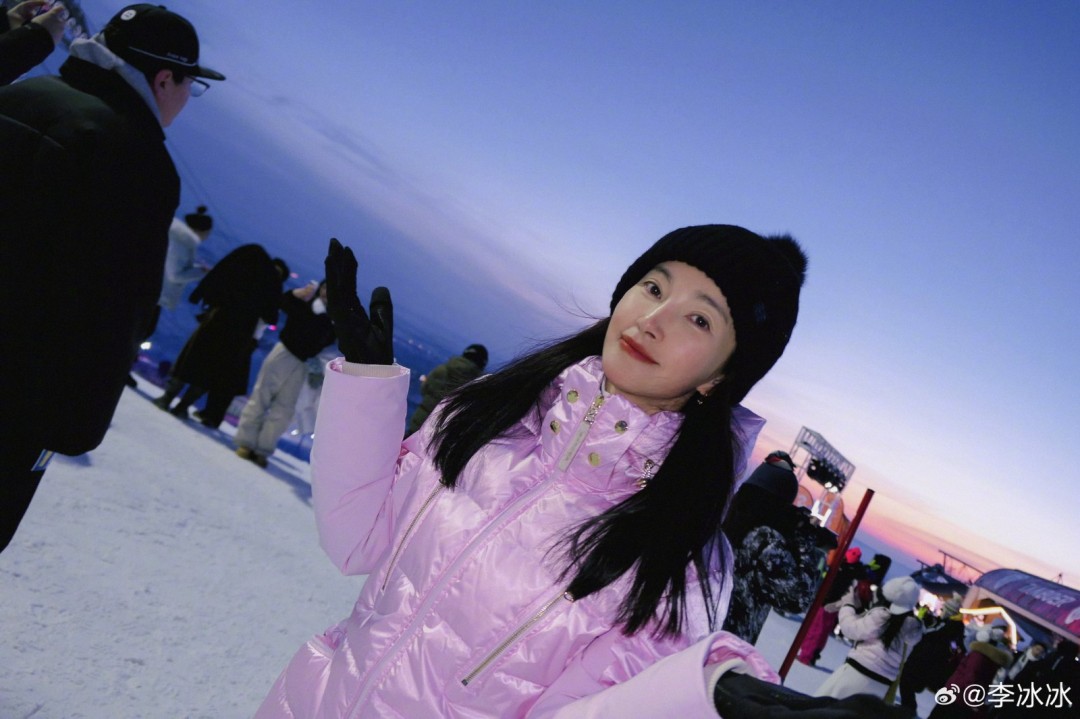 53�������ɹ��ѩ���� �����Ķ���Ů��