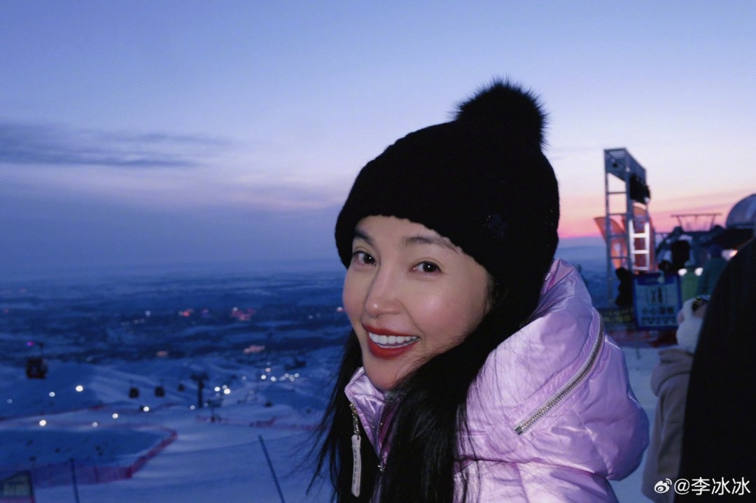 53�������ɹ��ѩ���� �����Ķ���Ů��