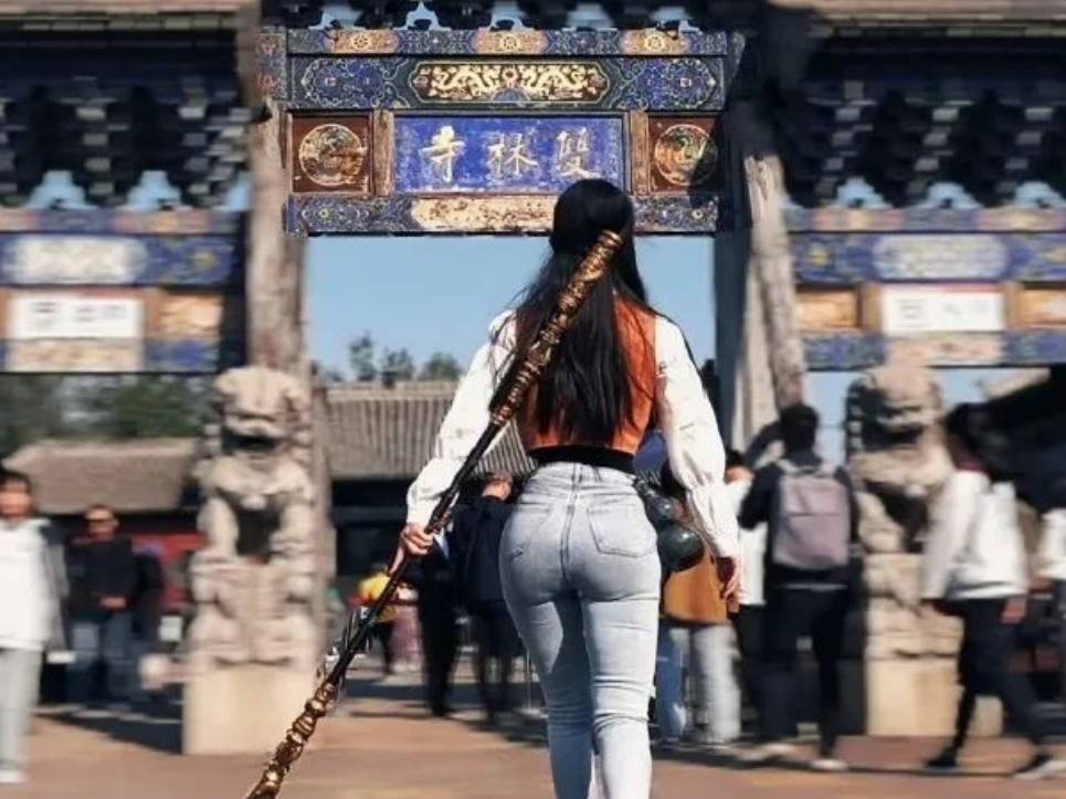 周五福利囧图云飞系列 女子深夜寂寞来店里想亲我