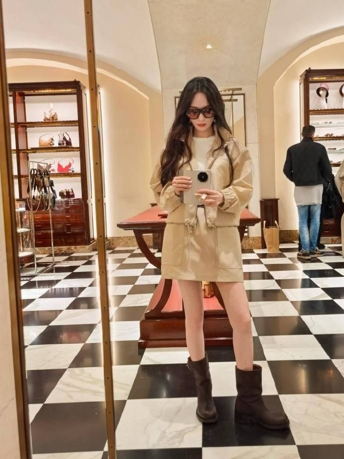 杨幂在网上晒出最新美照 短靴美腿身材无敌了