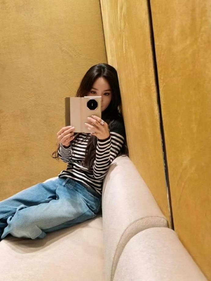 杨幂在网上晒出最新美照 短靴美腿身材无敌了