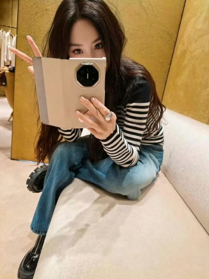 杨幂在网上晒出最新美照 短靴美腿身材无敌了