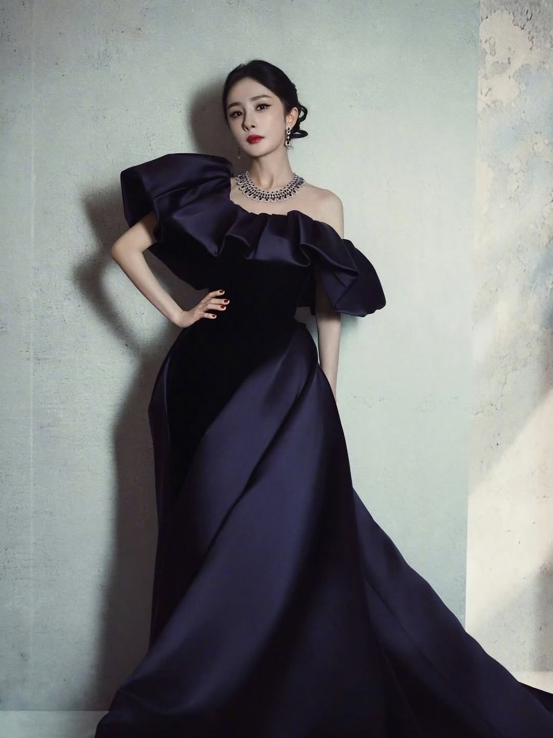 杨幂在网上晒出最新美照 短靴美腿身材无敌了