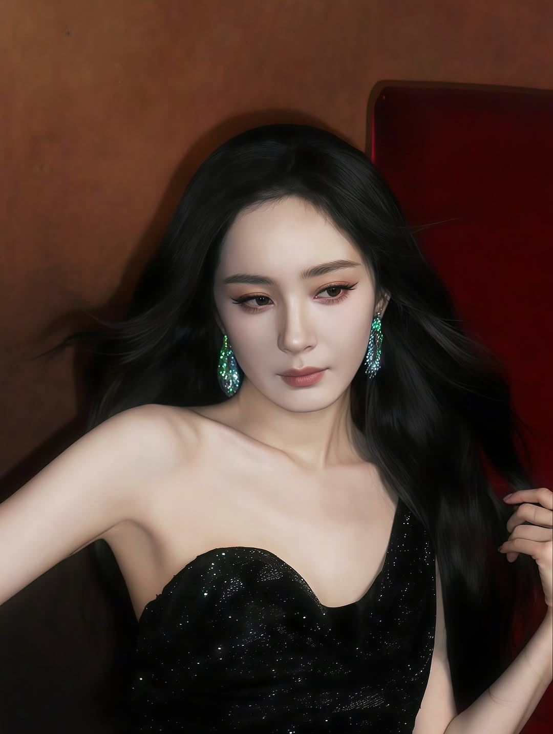 杨幂在网上晒出最新美照 短靴美腿身材无敌了