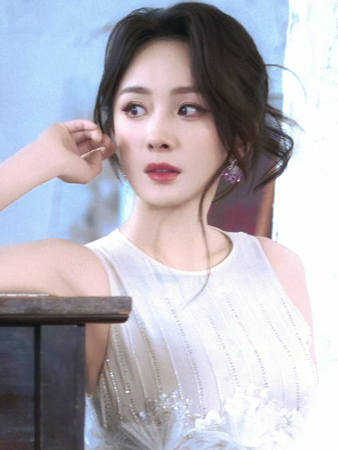 杨幂在网上晒出最新美照 短靴美腿身材无敌了