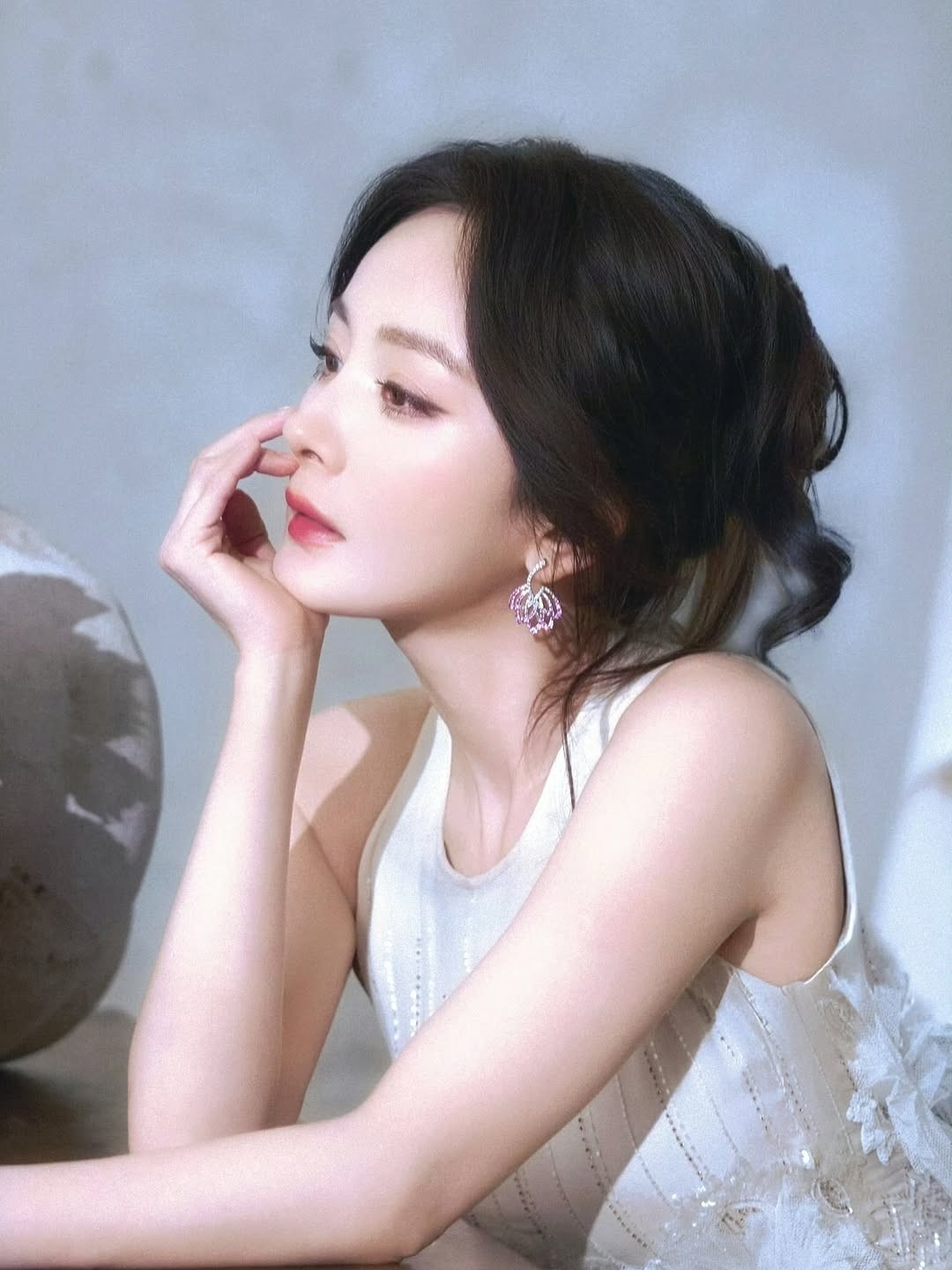 杨幂在网上晒出最新美照 短靴美腿身材无敌了