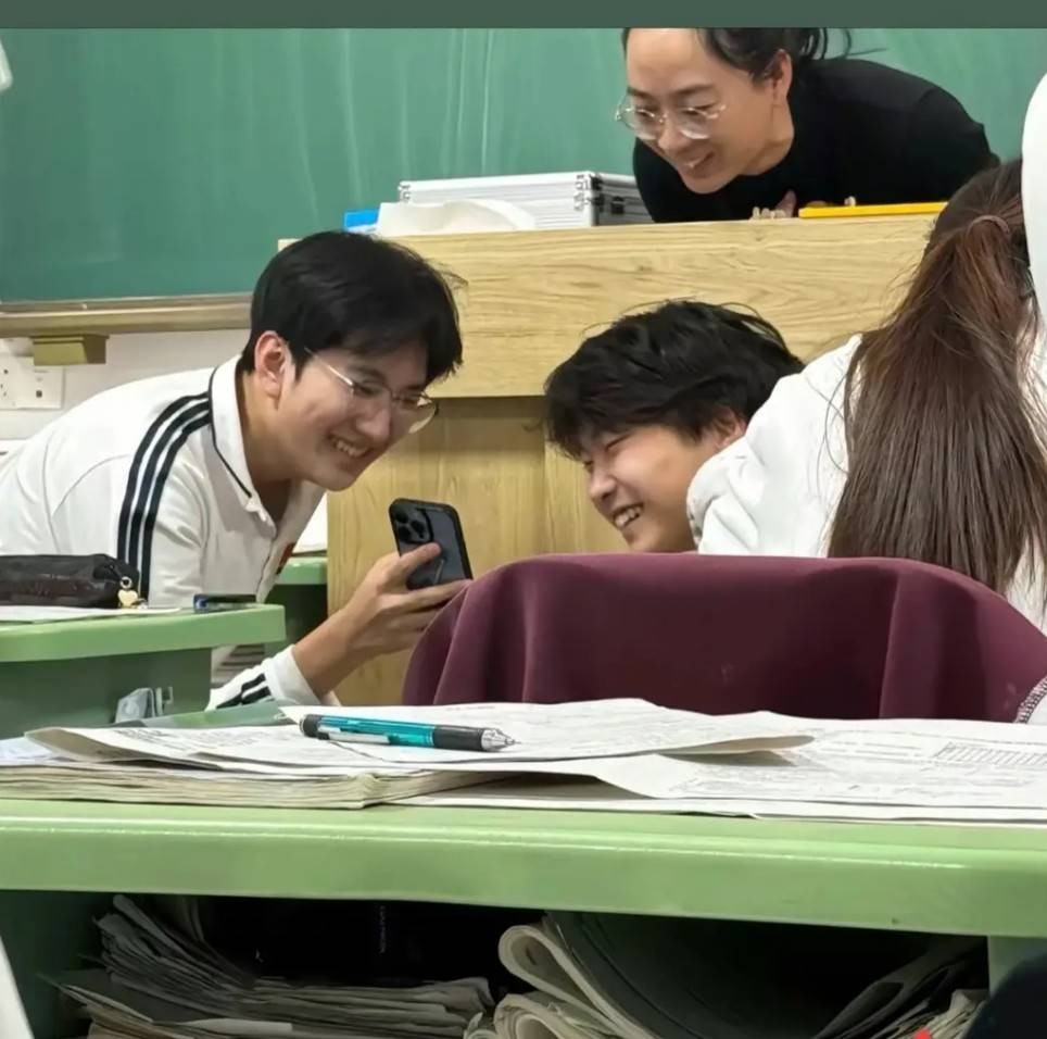 ��һ�ں���ͼ�Ʒ�ϵ�� ���Ӿ޴��ջ����˲����԰�