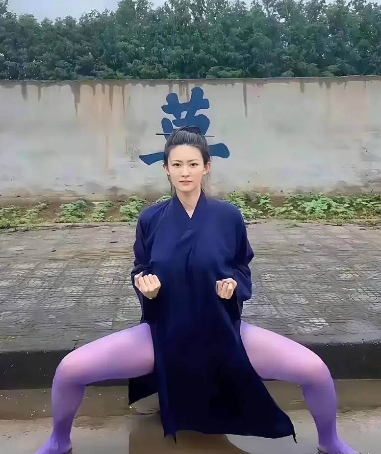 3DM����һ�̵�1665�� ˿��Ů��ʿ׼����ȭ��ϰ��