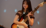 周一内涵囧图云飞系列 美女这钢琴弹得真好看啊！